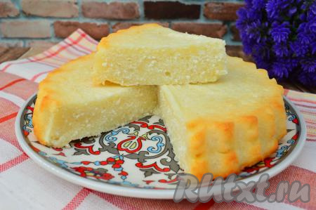 Творожная запеканка, приготовленная со сметаной и манкой без добавления яиц, хороша на вкус и тёплой, и полностью остывшей. Эта нежная, аппетитная выпечка прекрасно нарезается, не крошится. Посмотрите, как хороша она в разрезе!