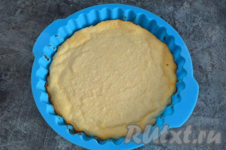 Выпекать творожную запеканку со сметаной и манкой минут 35-40 минут в разогретой до 180 градусов духовке. Готовность можно проверить сухой зубочисткой, для этого проткните запеканку по середине, если зубочистка останется сухой и чистой, значит запеканка готова.