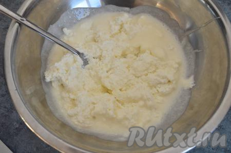 В миску со смесью сметаны и сахара добавить творог, столовой ложкой (или лопаткой) перемешать творожно-сметанную массу до однородности.