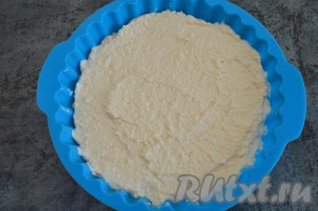 Выложить творожную массу в подходящую по размерам форму для выпечки (у меня форма диаметром 16 сантиметров). Я взяла силиконовую форму, поэтому дополнительно её маслом не смазывала. Если у вас металлическая или керамическая форма, тогда обязательно смажьте бока и дно формы кусочком сливочного масла.