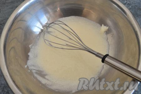 Тщательно растереть сметану с сахаром с помощью венчика.