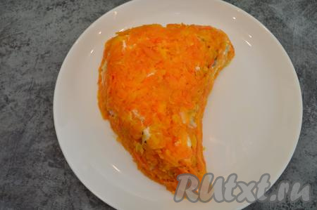 Варёную морковку натереть на крупной тёрке. Натёртой морковкой равномерно покрыть верх и бока салата.