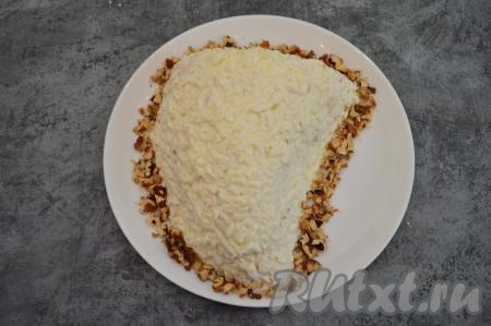 Грецкие орехи порубить не мелко ножом и выложить вокруг нашего зуба дракона. Поставить салат в холодильник и дать ему пропитаться, как минимум, в течение 30 минут.