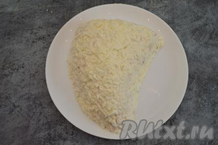 Сверху покрыть весь салат слоем майонеза. Белки натереть на крупной тёрке и покрыть ими весь салат.