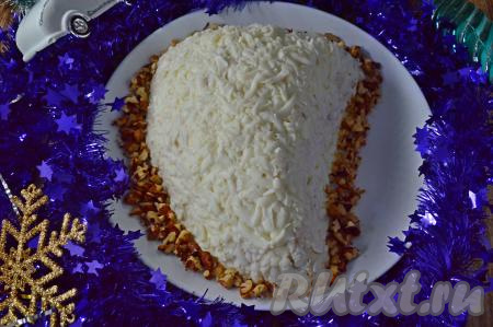 Вкусный, достаточно сытный салат "Зуб дракона", приготовленный с курицей, подать к новогоднему столу. 