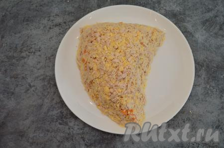 Смесью куриного мяса и желтков равномерно покрыть салат сверху и с боков.