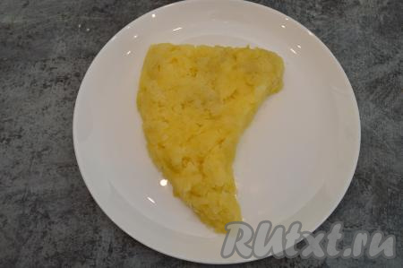 Заранее нужно отварить картофель, морковку, яйца и куриное филе. Морковь и картофель хорошо моем и отвариваем овощи в кожуре до готовности (можно варить в одной кастрюле). На варку крупной моркови потребуется минут 30-35 с момента закипания воды, картофель будет готов через 20-25 минут. Если варите овощи в одной кастрюле, то картошку нужно будет достать раньше моркови. Яйца варим вкрутую (то есть в течение 10 минут после начала кипения воды). Курицу варим 25-30 минут с момента закипания в подсоленной воде. Варёному картофелю, моркови, яйцам и мясу курицы даём полностью остыть. Очищаем овощи непосредственно перед началом формирования салата. На плоское блюдо выкладываем остывшую картошку, натёртую на крупной тёрке, в виде зуба дракона.