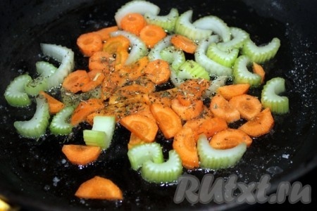 Морковь и сельдерей порежьте, посолите, посыпьте ароматными травами, обжарьте на растительном масле.