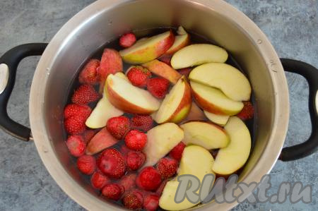 Влить 2 литра воды поставить кастрюлю на сильный огонь.