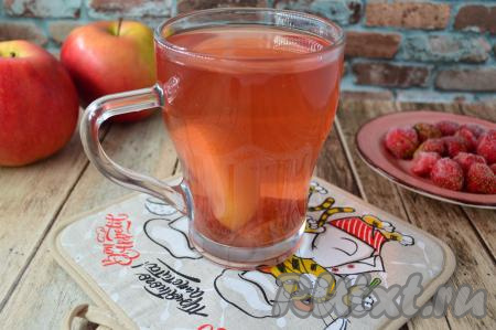 Готовый компот снять с огня, дать ему остыть до тёплого состояния. А затем можно разливать его по чашкам и стаканам. Моему младшему сыну особенно нравится пить такой компот вместе с ягодами клубники и кусочками яблок. Но, конечно, при желании можно процедить этот напиток перед подачей. Уверена, очень вкусный, в меру сладкий компот из замороженной клубники и яблок понравится всей семье.