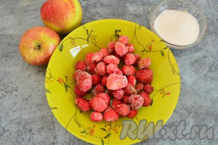 Подготовить продукты для приготовления компота из замороженной клубники и яблок. Замороженную клубнику можно не размораживать.