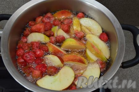 Как только вода закипит, уменьшить огонь до минимума, накрыть кастрюлю крышкой и варить компот из замороженной клубники и яблок 10 минут. После того как компот проварится с момента закипания минут 5, попробовать его на вкус. Если сладости вам не будет хватать, тогда добавьте ещё немного сахара по вкусу, перемешайте и варите оставшиеся 5 минут.