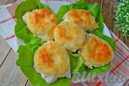 Аппетитные, сочные куриные отбивные, приготовленные с ананасом и сыром, я советую подавать горячими, прямо из духовки, тогда вы максимально насладитесь их нежным вкусом.