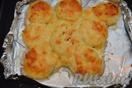 Куриные отбивные, покрытые ананасами и сыром, запекать 30-35 минут в духовке, прогревшейся до 180 градусов. Готовность можно проверить по сыру, как только он зарумянился, можно доставать блюдо из духовки.