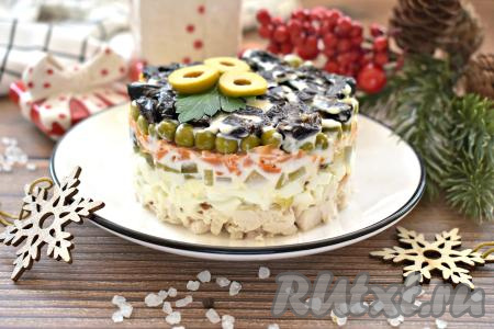 Салат "Прага" с курицей и черносливом получается сочным, очень вкусным и аппетитным, он станет украшением любого праздничного стола!