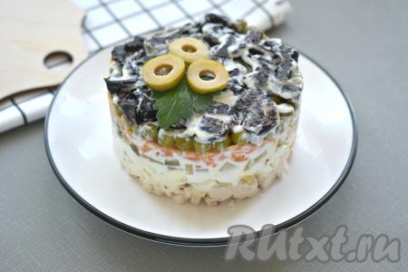 Даём салату "Прага" пропитаться в холодильнике минут 20-30, а при подаче украшаем его на своё усмотрение (я украсила петрушкой и нарезанными оливками).