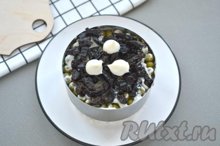 Чернослив нарезаем на тонкие полоски. Завершающим слоем выкладываем 1/3 чернослива, промазываем майонезом. Аналогично я сформировала ещё 2 порции салата "Прага" с курицей и черносливом.