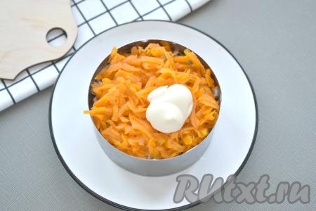 Очищенную варёную морковку натираем на крупной тёрке. Выкладываем 1/3 моркови поверх огурчиков, покрываем майонезом.