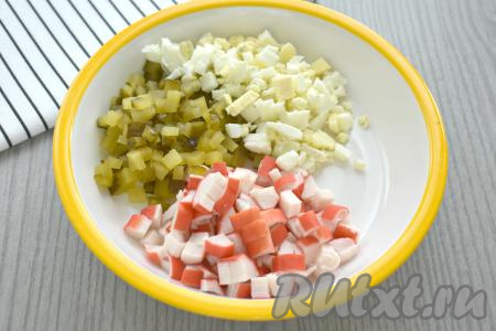 Сюда же выкладываем и яйцо, нарезанное достаточно мелко.