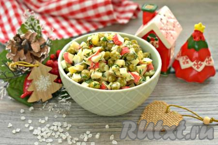 Быстрый в приготовлении салат с крабовыми палочками, горошком и огурцом получился вкусным, сытным и аппетитным. Такое блюдо разнообразит не только повседневное, но и праздничное меню.