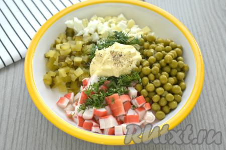 Заправляем салат с крабовыми палочками, огурцом, горошком и яйцами своим любимым майонезом, по вкусу солим и перчим.
