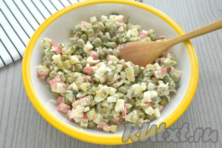 Перемешиваем и салат готов, можно сразу подавать его к столу.