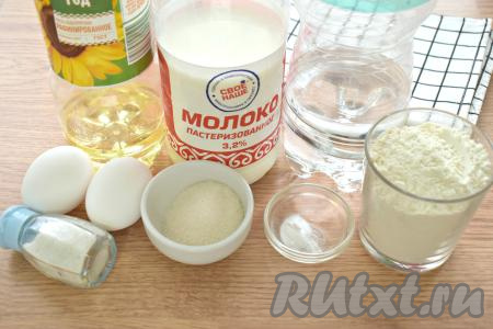 Для приготовления блинов на минералке и молоке потребуются вот такие продукты. Обратите внимание, что ингредиенты должны быть комнатной температуры, поэтому яйца нужно будет достать заранее. Молоко можно подогреть до комнатной температуры на плите или в микроволновке.