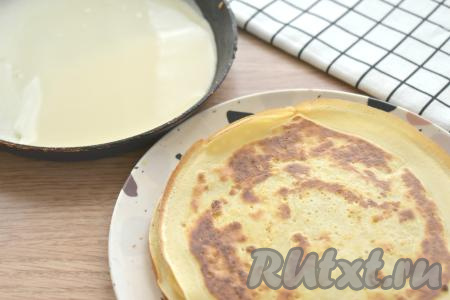 Смазываем сковороду один раз растительным маслом, очень хорошо разогреваем её, затем вливаем половник теста, распределяя его по всему дну сковородки. На огне чуть выше среднего жарим блинчик около минуты с одной стороны, переворачиваем, продолжаем жарить блин ещё 50 секунд, затем перекладываем его на тарелку. Постепенно жарим все нежные блинчики, складывая их стопочкой на тарелку. Тесто в миске иногда перемешиваем, чтобы оно не оседало на дно. Я жарила блины на сковородке диаметром 17 сантиметров, из указанного количества ингредиентов у меня получилось 12 штук.