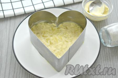 Слой из картошки немного солим и смазываем майонезом.