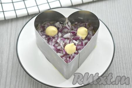 Следующим слоем равномерно распределяем очищенный и мелко нарезанный лук, тоже смазываем его майонезом.