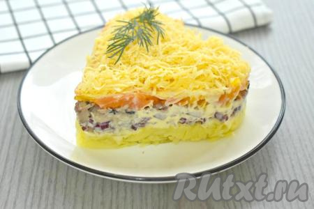 Ставим салат в холодильник на 20-30 минут, чтобы слои хорошо пропитались между собой, а при подаче к столу украшаем "Мимозу" веточкой зелени (или на своё усмотрение).