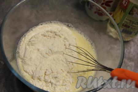 Всыпать муку и перемешать. Блинное тесто получится однородным и тягучим.