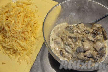 Переложить жульен из курицы и грибов в миску. Сыр натереть на крупной тёрке.