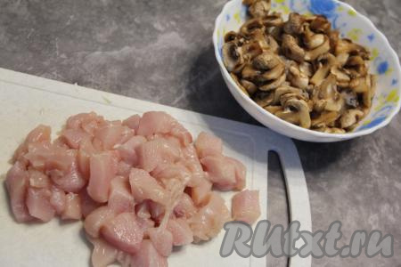 Куриное филе нарезать на средние кубики.