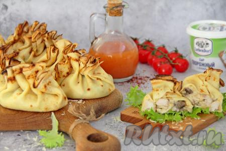 Нежные, вкусные, аппетитные блины с жульеном из курицы и грибов подать к столу, предварительно вынув шпажки.