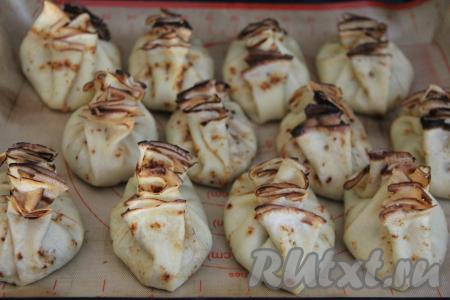 Запекать блины с жульеном в разогретой духовке минут 10 при температуре 180 градусов.