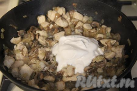 Как только жидкость выпарится, посолить начинку для блинов и добавить сметану.