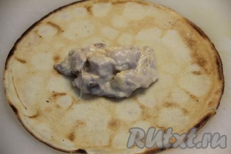 В центр блина выложить примерно 1,5 столовых ложки жульена из курицы и грибов.