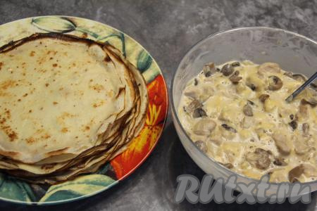 Добавить сыр в горячий жульен, перемешать.