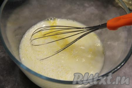 В получившуюся яичную смесь влить 250 миллилитров молока, всыпать сахар и перемешать.
