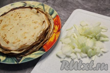 Теперь приготовим жульен из курицы и грибов, который станет начинкой для блинов. Для этого нужно мелко нарезать очищенный лук.