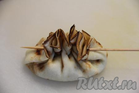 Собрать блинчик в мешочек и закрепить шпажкой или зубочисткой, как на фото. Аналогично сформировать все блины с начинкой из жульена из курицы и грибов. Я сформировала 12 блинов с жульеном.