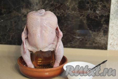 Посадить курочку на банку. Поместить миску с банкой и курицей на противень. Накрыть курочку со всех сторон фольгой и поставить в разогретую до 200 градусов духовку на 40 минут.