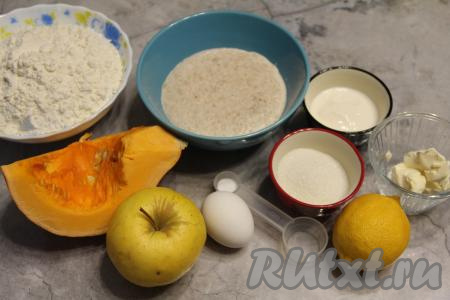 Подготовить продукты. Для приготовления опары нужно подогреть молоко до 38-40 градусов, затем перелить его в достаточно глубокую миску (или тарелку), всыпать дрожжи и 1 чайную ложку сахара (сахар берём из общего количеств указанного в ингредиентах), очень хорошо перемешать и оставить опару минут на 10 (за это время дрожжи начнут работать и поверхность опары запенится). Кефир для замешивания теста должен быть комнатной температуры, поэтому достаньте его заранее из холодильника (или слегка подогрейте в микроволновке).