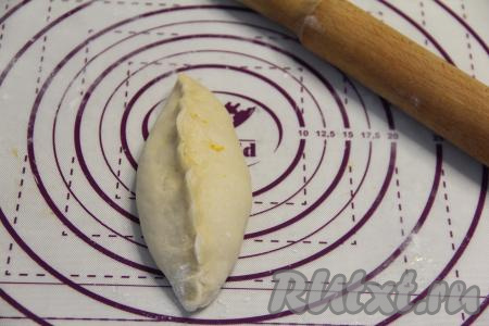 Соединить тесто над яблочно-тыквенной начинкой, хорошо скрепить края, формируя пирожок.