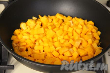 В сковороду со сливочным маслом выложить нарезанную тыкву, обжарить её, периодически помешивая, в течение 7 минут на среднем огне.&nbsp;