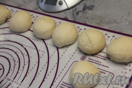 Обмять тесто, разделить его на 8 частей. По желанию, немного теста оставить для украшения. Скатать каждую часть теста в шарик.