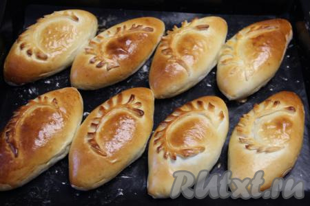 Выпекать пирожки с тыквой и яблоками в разогретой духовке при температуре 180 градусов минут 30 (до подрумянивания дрожжевого теста).