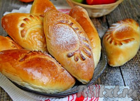 Достать готовую выпечку из духовки, переложить на тарелку, дать немного остыть. А затем мягкие, пышные, очень вкусные пирожки с тыквой и яблоками можно подавать к столу.