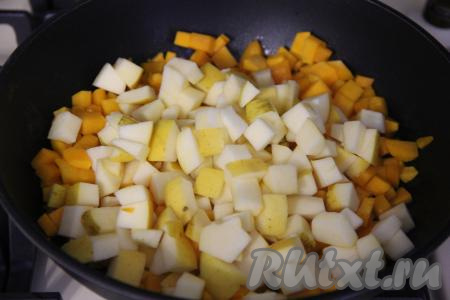 Яблоки вымыть, нарезать их, удаляя семенную коробку (от кожуры я не очищала), на кубики размером 1 сантиметр на 1 сантиметр. Добавить яблоки в сковороду к тыкве.